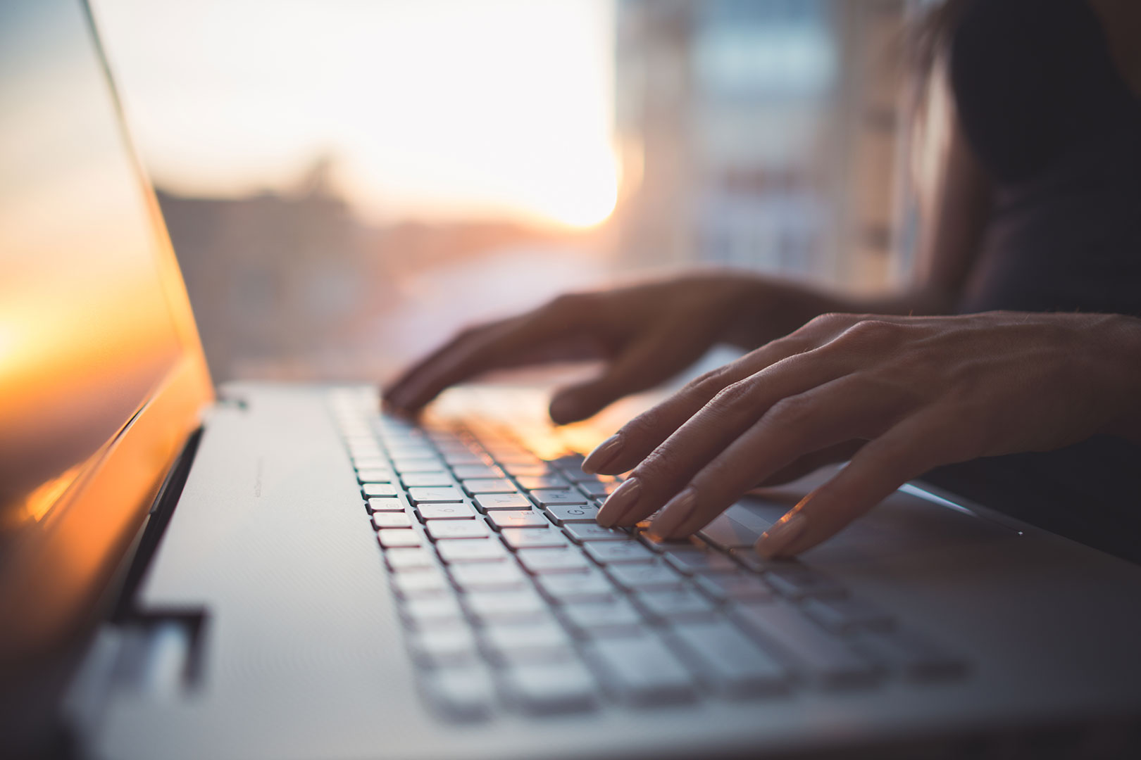 Een tekstschrijver werkt aan een woningtekst op een laptop