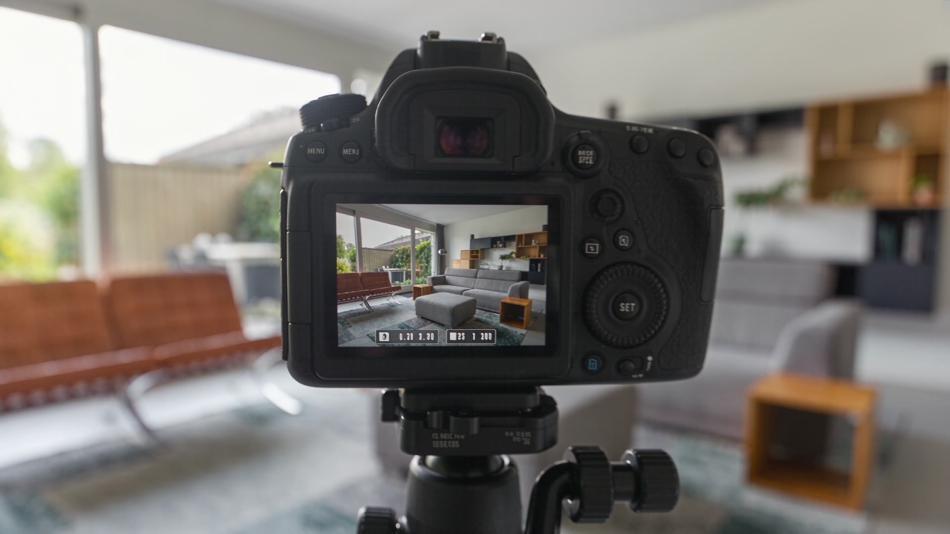 Professionele camera op statief met een woonkamer op het scherm