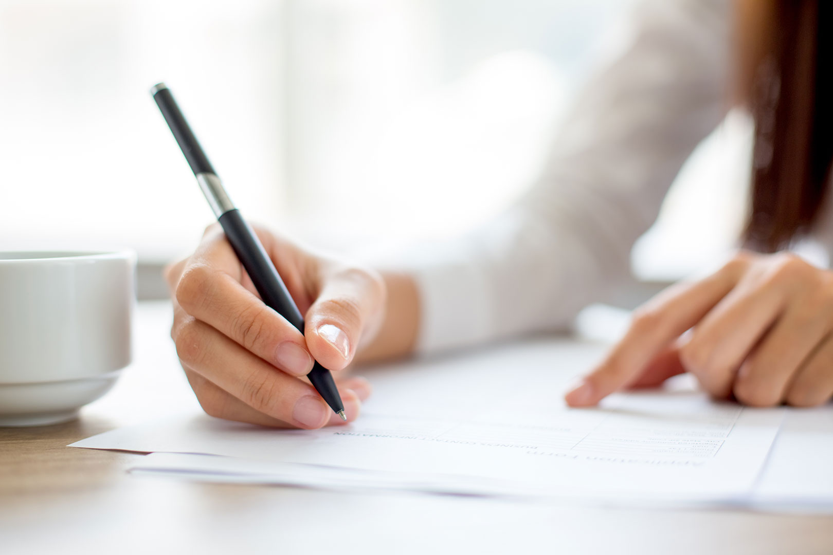 Tekstschrijver maakt met pen aantekeningen op papier
