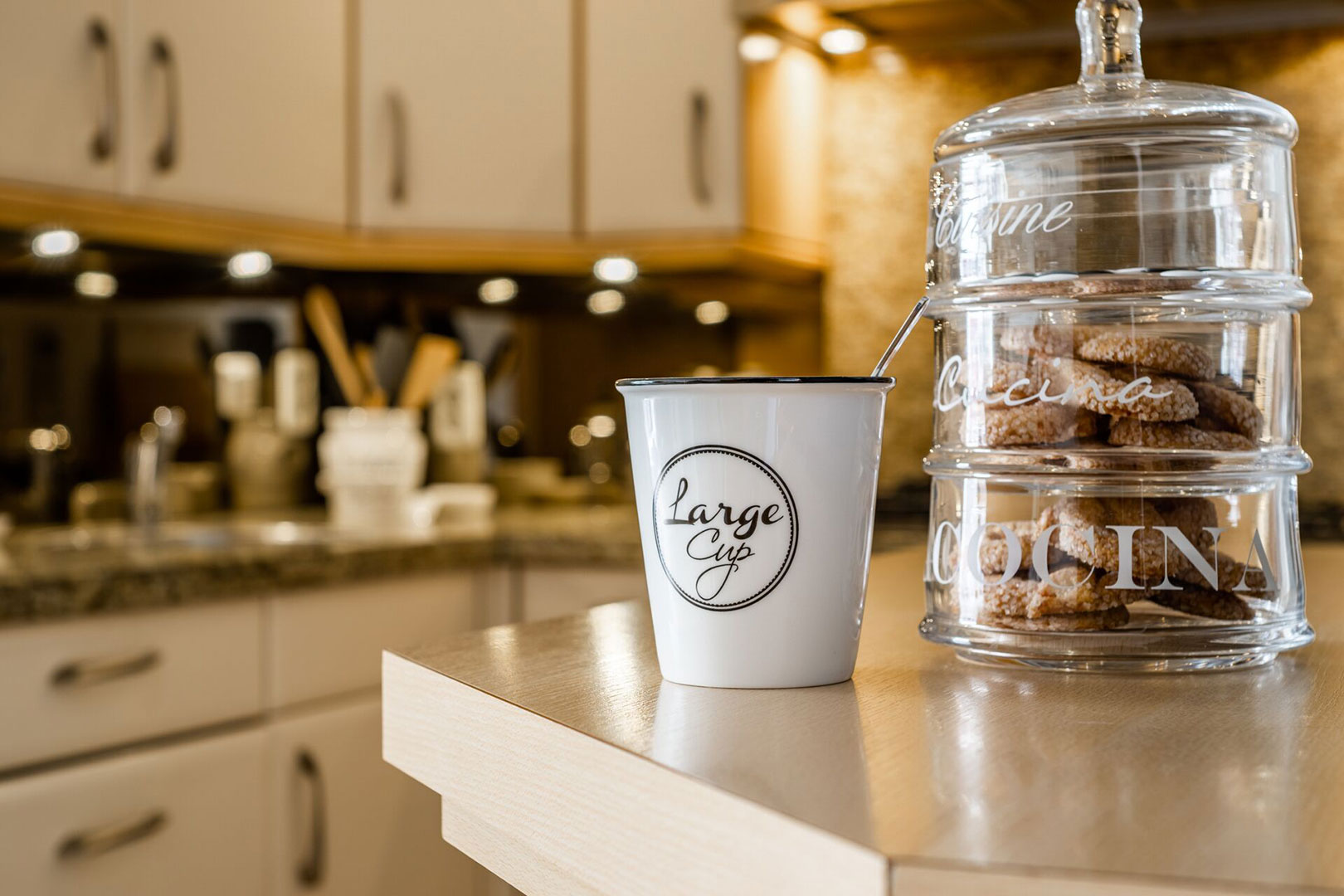 Sfeerdetail van koffie en een glazen koekjespot in de keuken